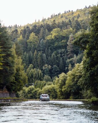 Tourisme fluvial — les canaux de France en croisière bateau - Hellolaroux
