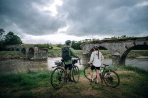 à vélo devant le Pont de la Roque