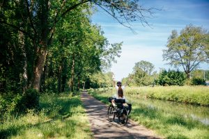 à vélo sur le canal du Berry