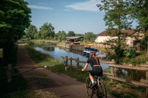 cycliste devant le musée du Canal de Berry