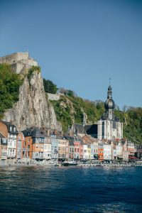 Vue sur Dinant dans la vallée de Meuse