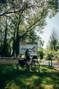Panneau informatif sur l'itinéraire du Coeur de France à vélo