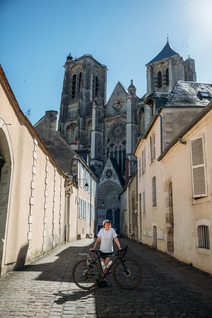 Étape à Bourges devant la cathédrale Saint-Etienne