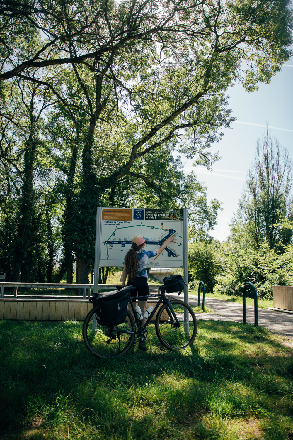 Panneau informatif sur l'itinéraire du Coeur de France à vélo