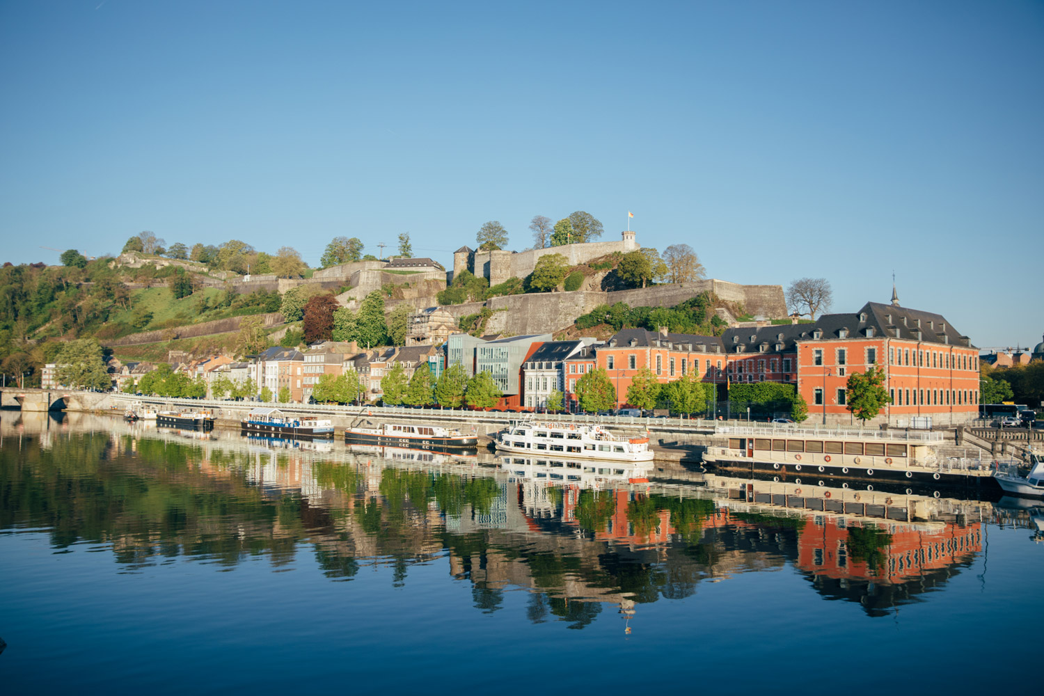 Lever de soleil sur les quais de Meuse et la citadelle de Namur