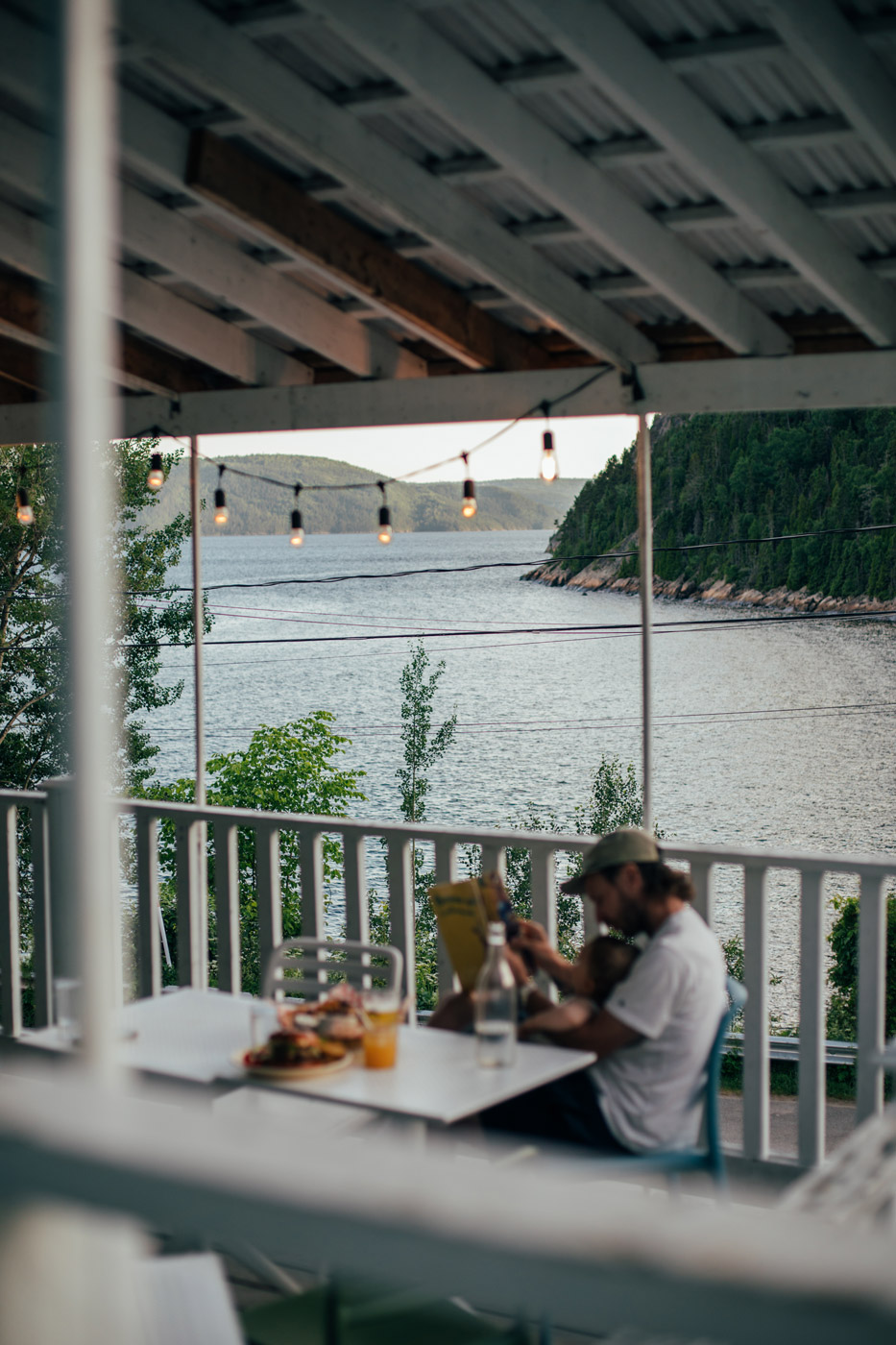 Vue sur le fjord depuis la terrasse de l'auberge Rose des Vents