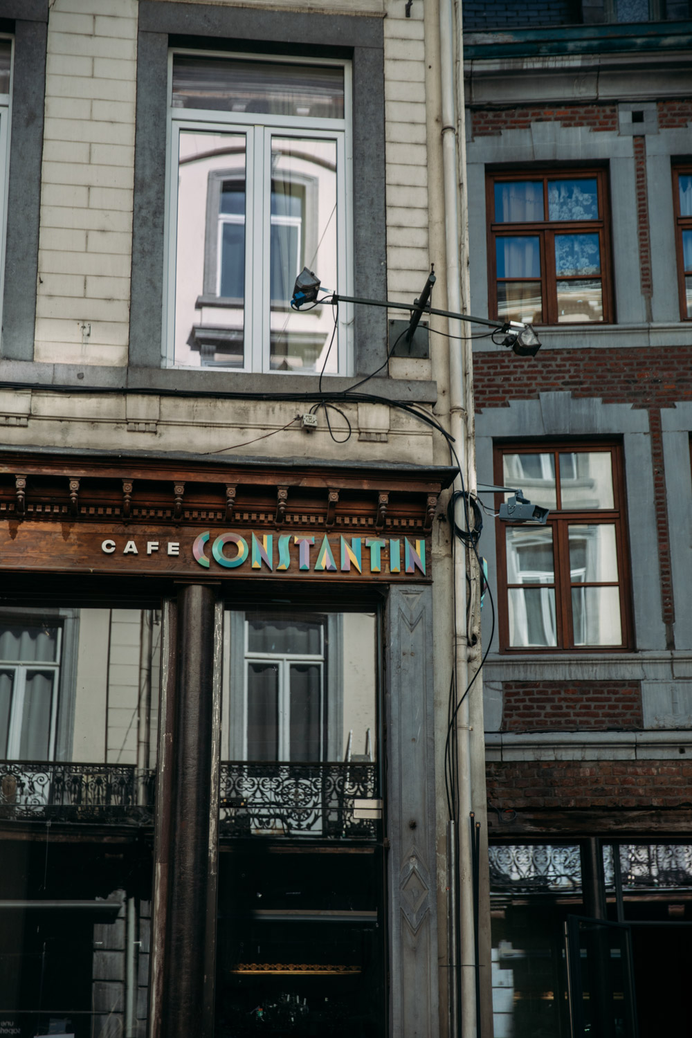 devanture Café Constantin dans le centre historique de Liège