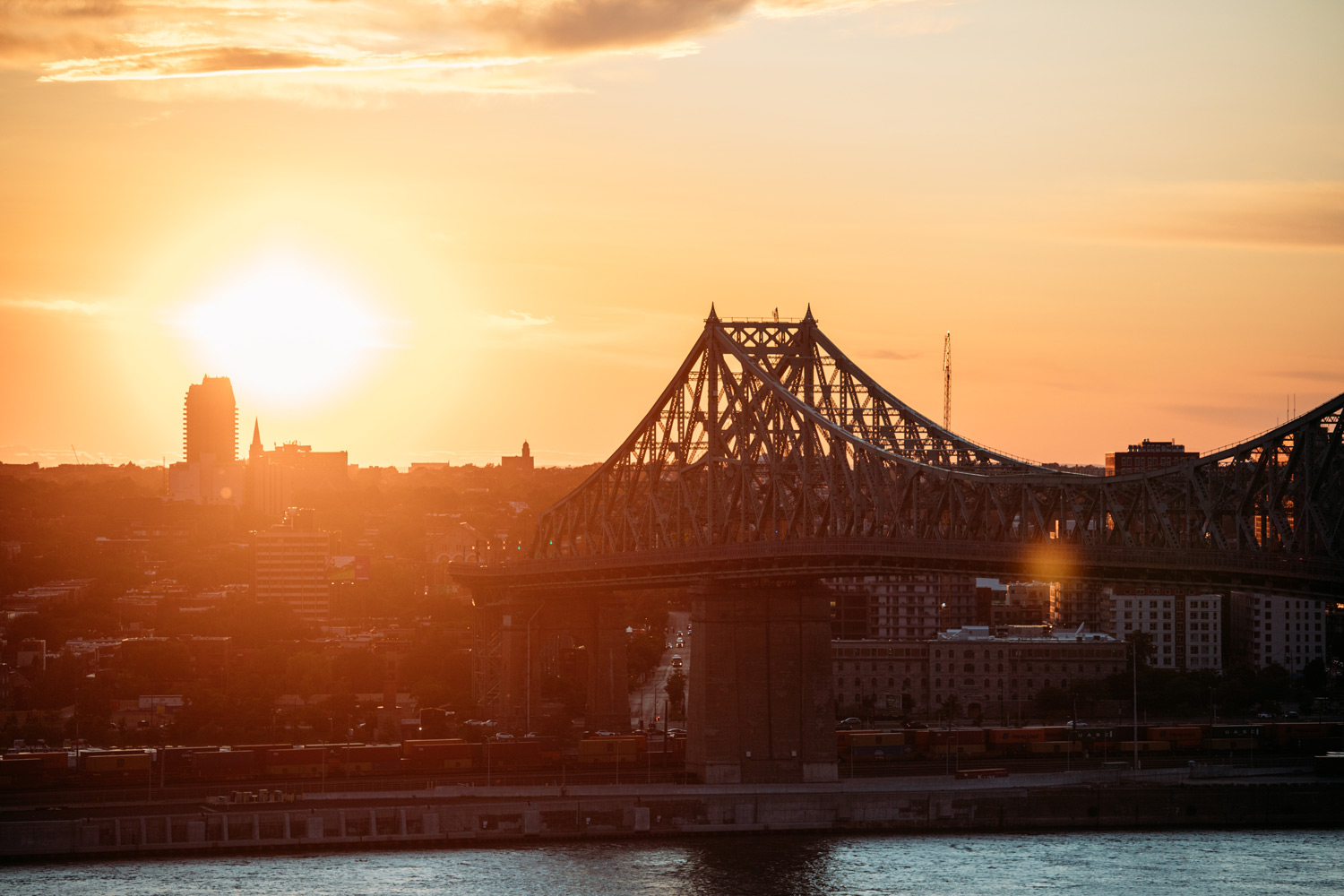 coucher de soleil sur le pont Jacques Cartier