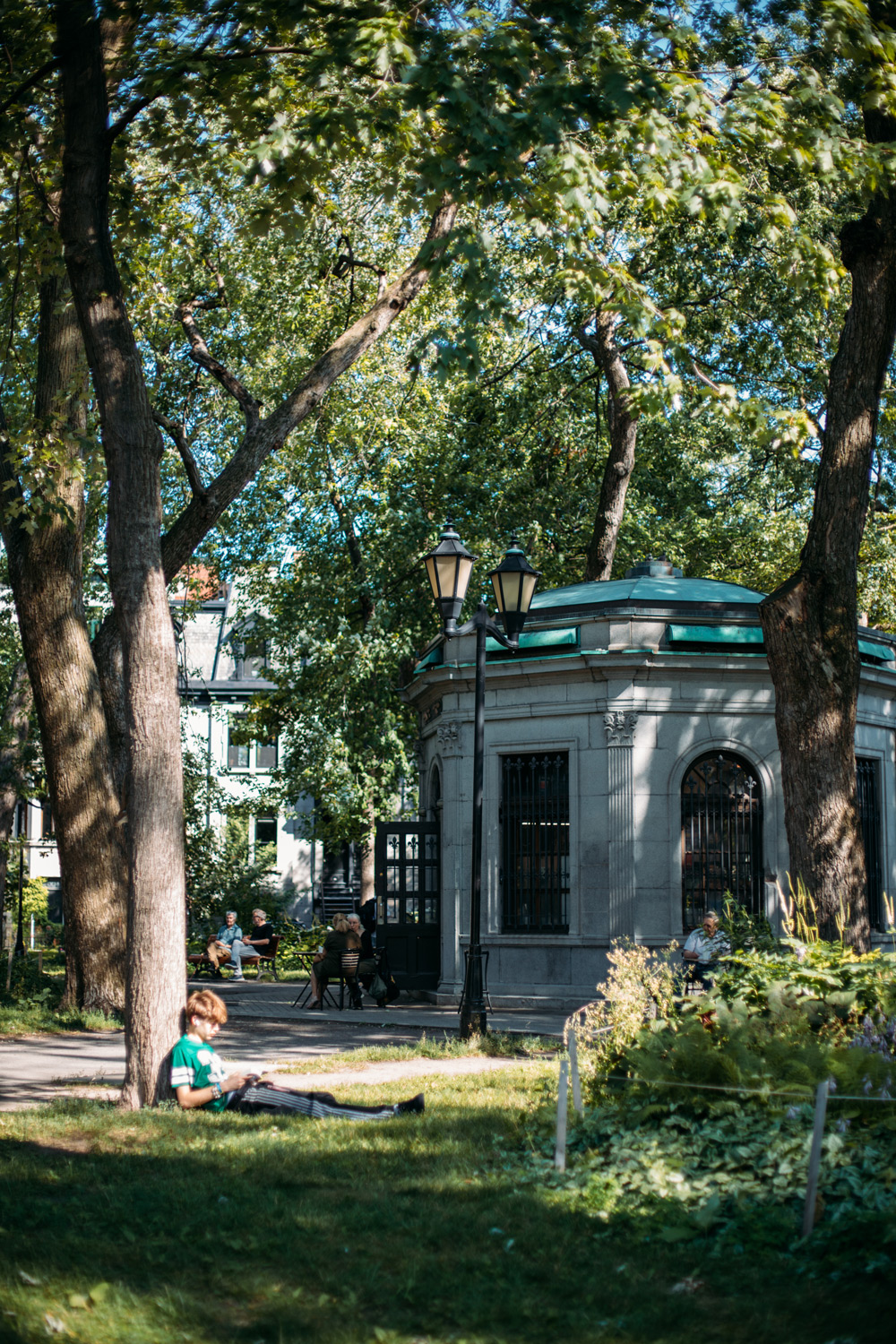 kiosque au Square Saint Louis à Montréal
