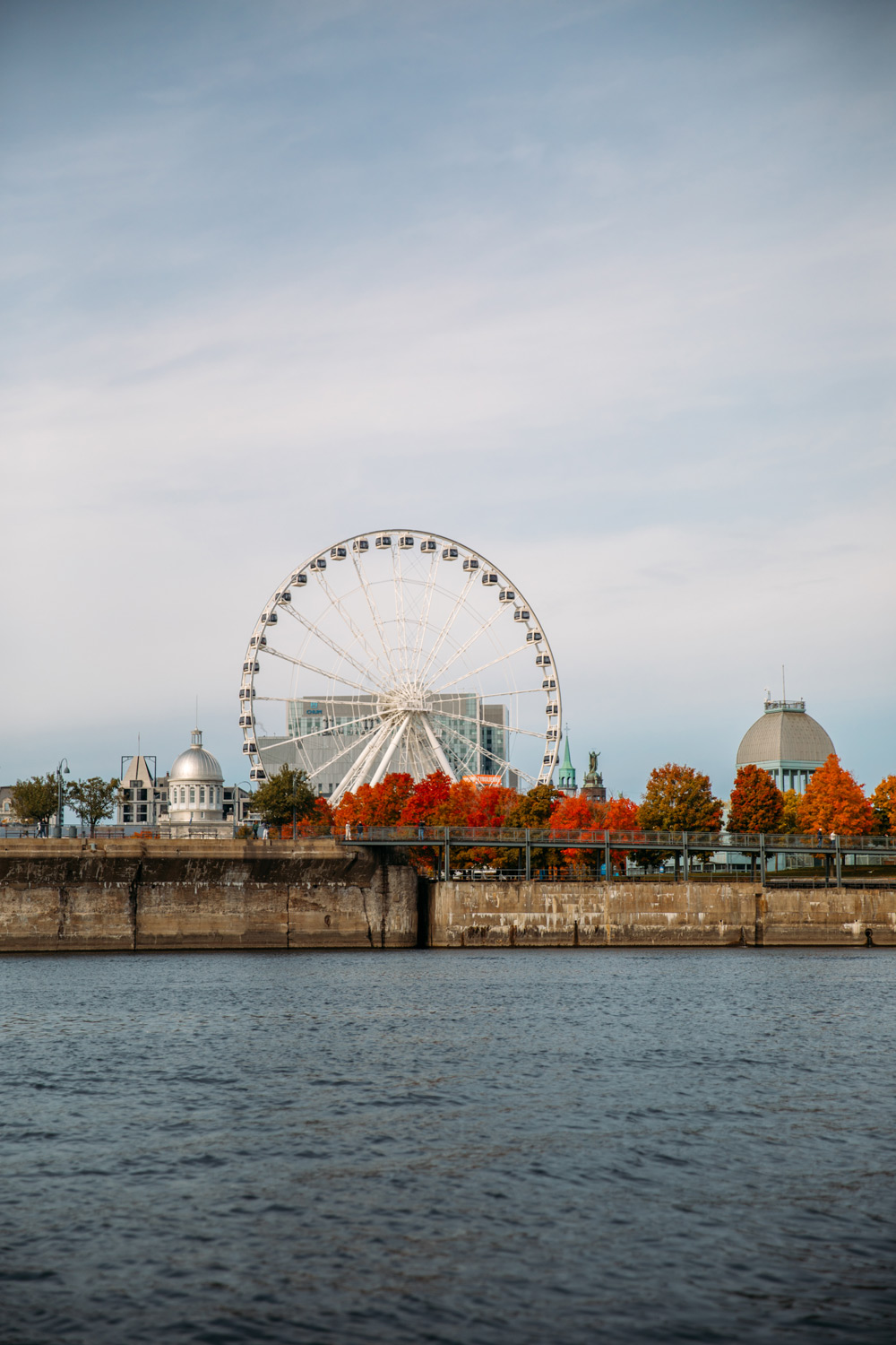 la grande roue de Montréal vue depuis le fleuve Saint-Laurent