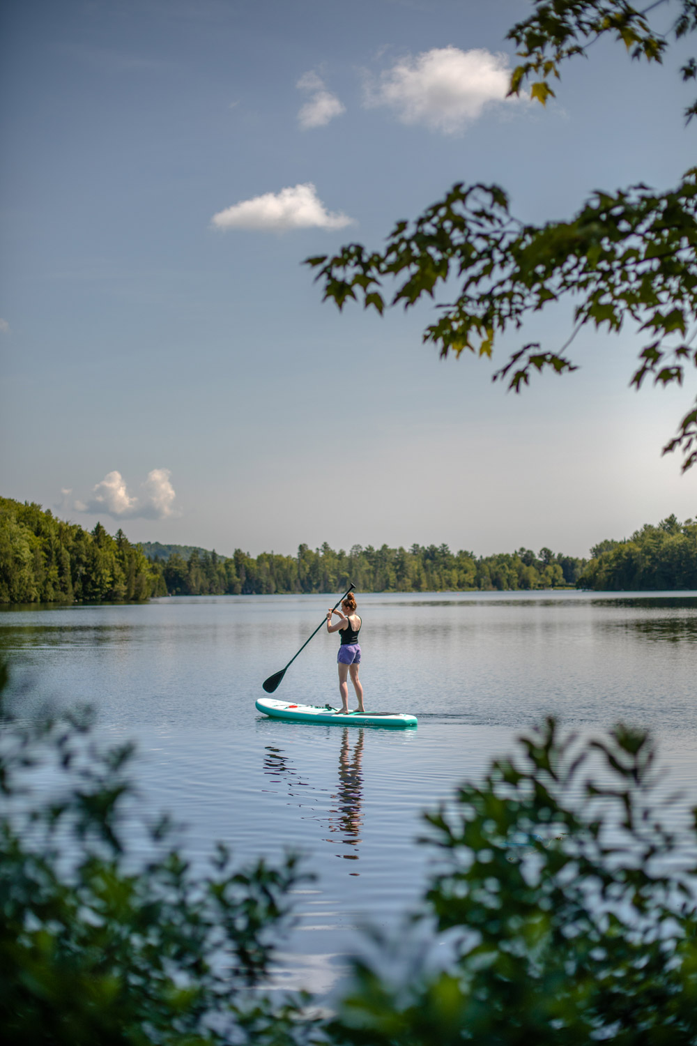 paddle sur un lac dans les Laurentides