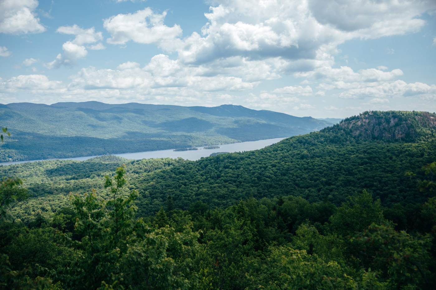 Vue panoramique sur le lac Tremblant depuis la Montagne verte