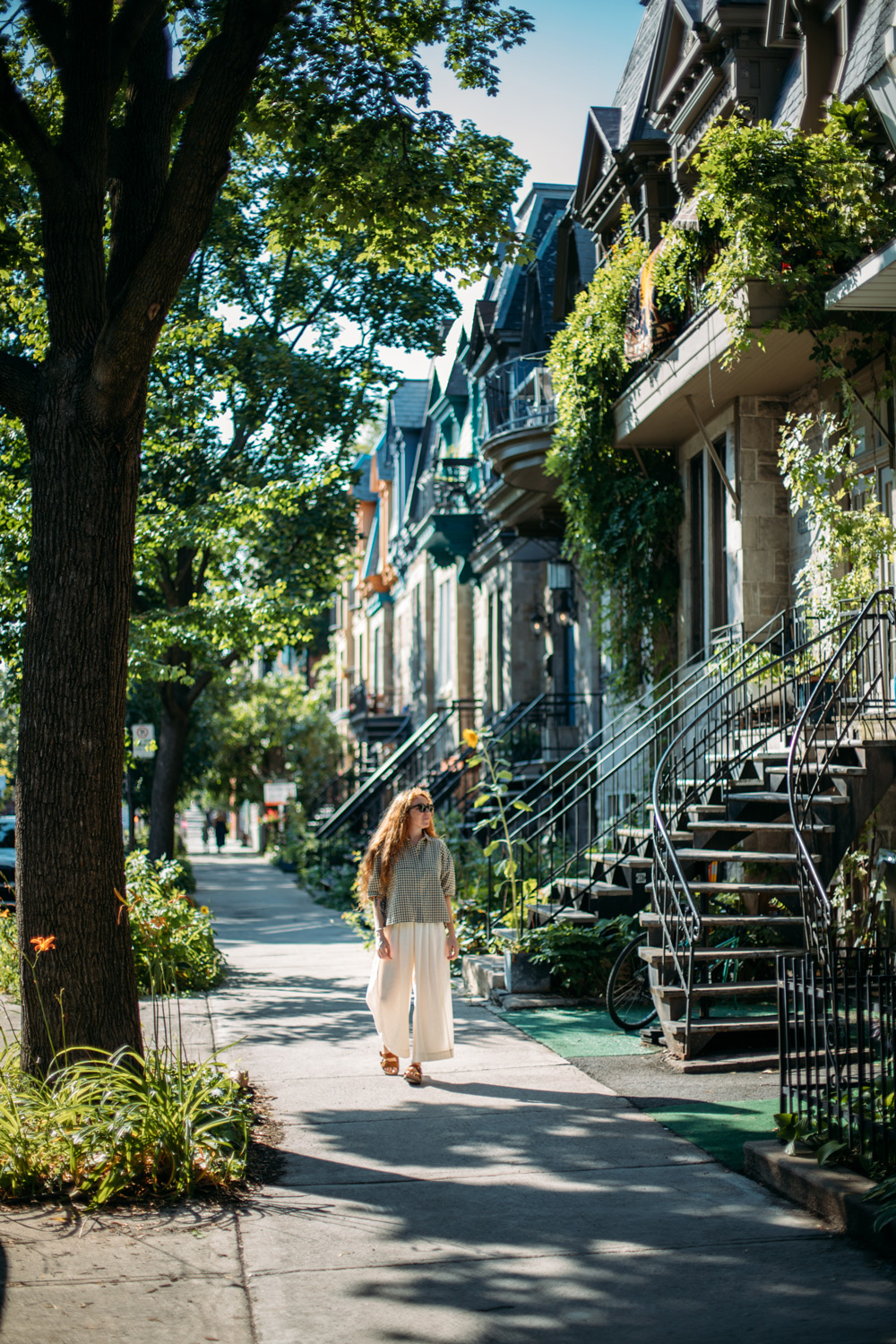 ruelle arborée du Plateau-Mont-Royal en été