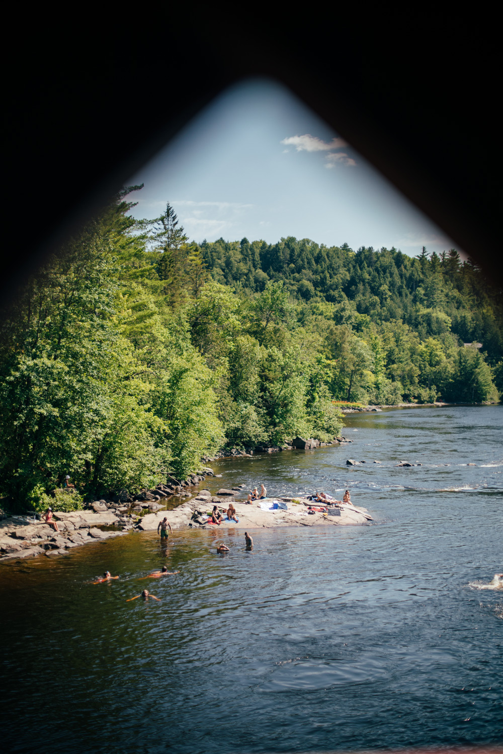 berges de la rivière des outaouais depuis le pont couvert de Wakefield