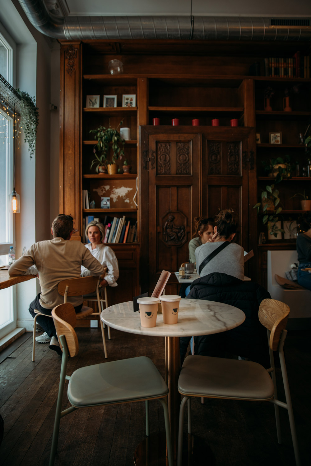 Intérieur cosy de Sam's coffee house à Liège