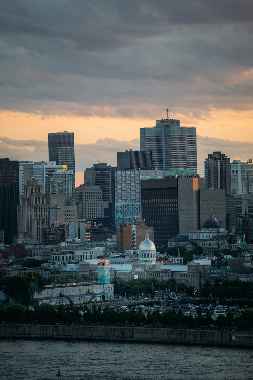 sur le Vieux-Montréal, le dôme du marché Bonsecours et le centre-ville