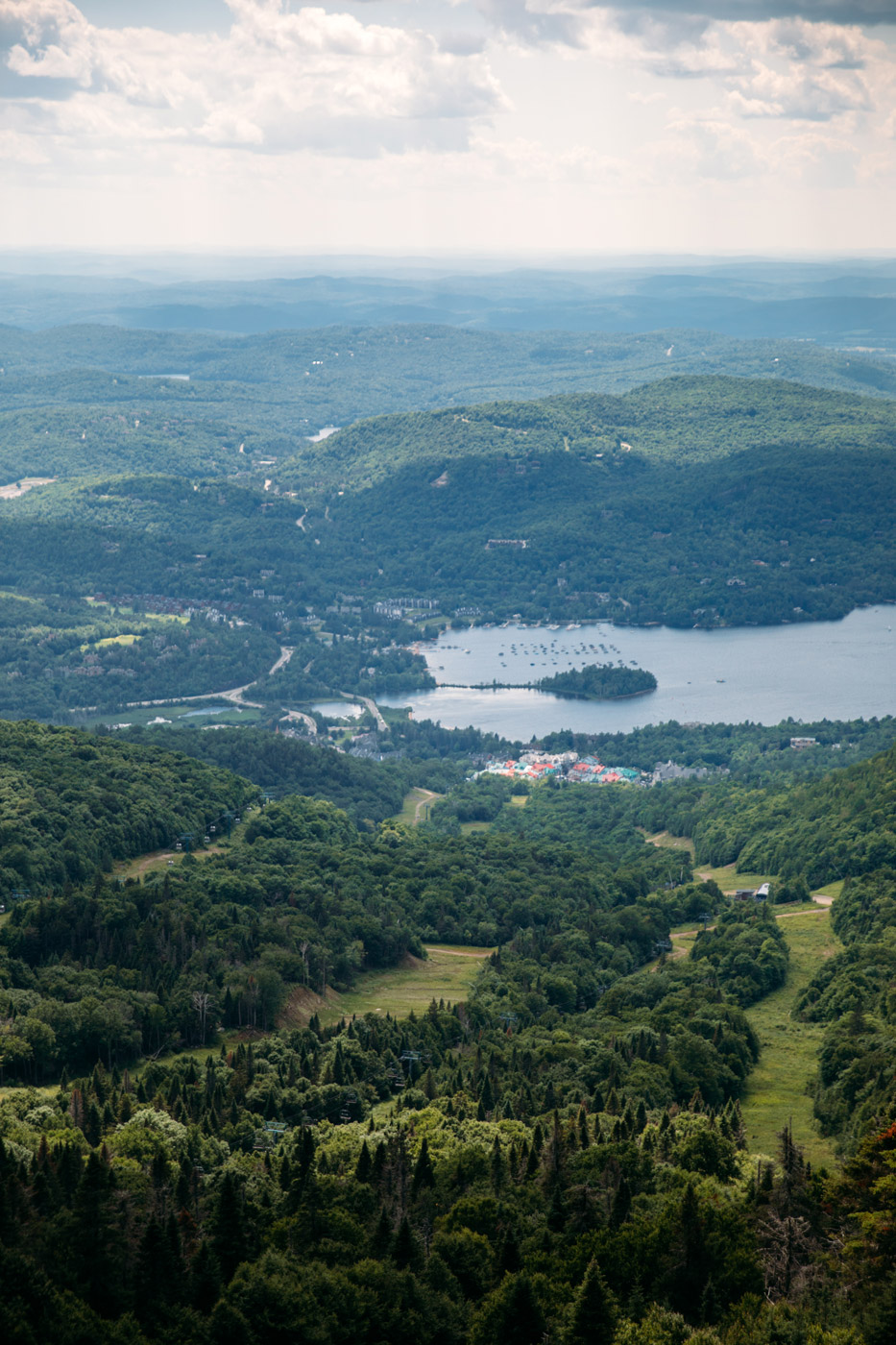 vue panoramique sur Mont-Tremblant en été