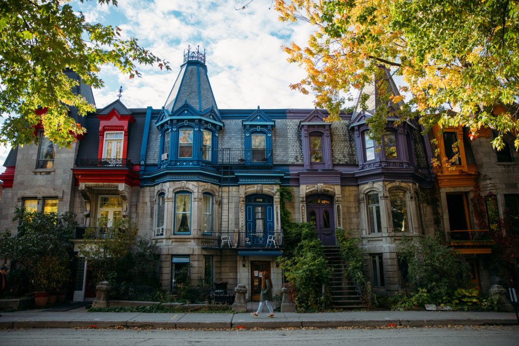 Façade colorée du Square Saint-Louis à Montréal