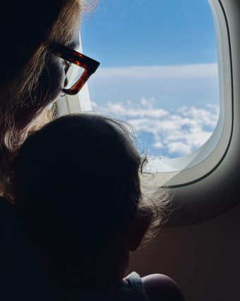 Prendre <strong>l’avion avec un bébé vers le Québec</strong> : conseils & expérience avec Air Transat - Hellolaroux