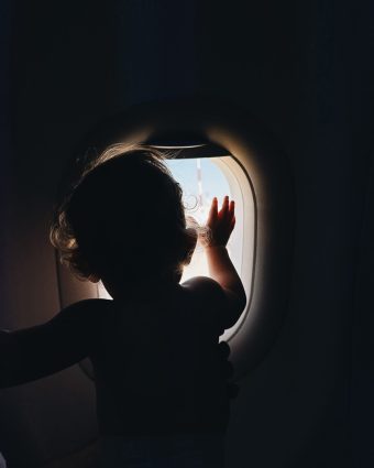 Prendre <strong>l’avion avec un bébé vers le Québec</strong> : conseils & expérience avec Air Transat - Hellolaroux