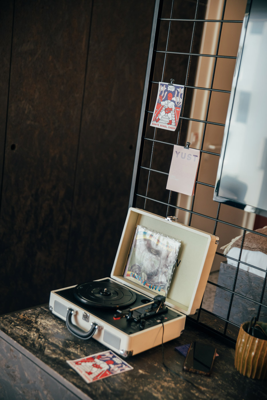 platine vinyles dans une chambre du YUST hôtel à Liège