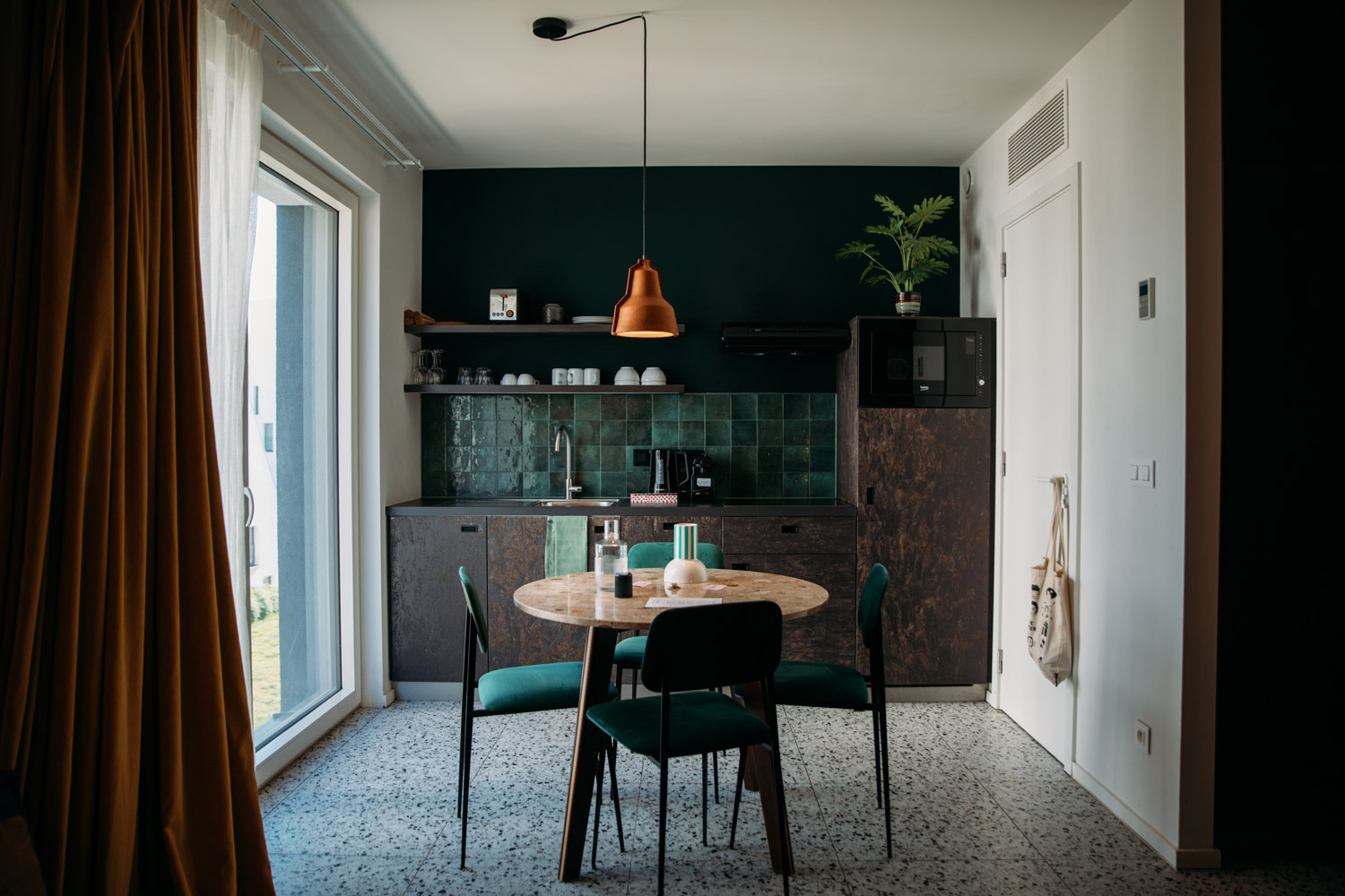 cuisine moderne dans une chambre du YUST hôtel