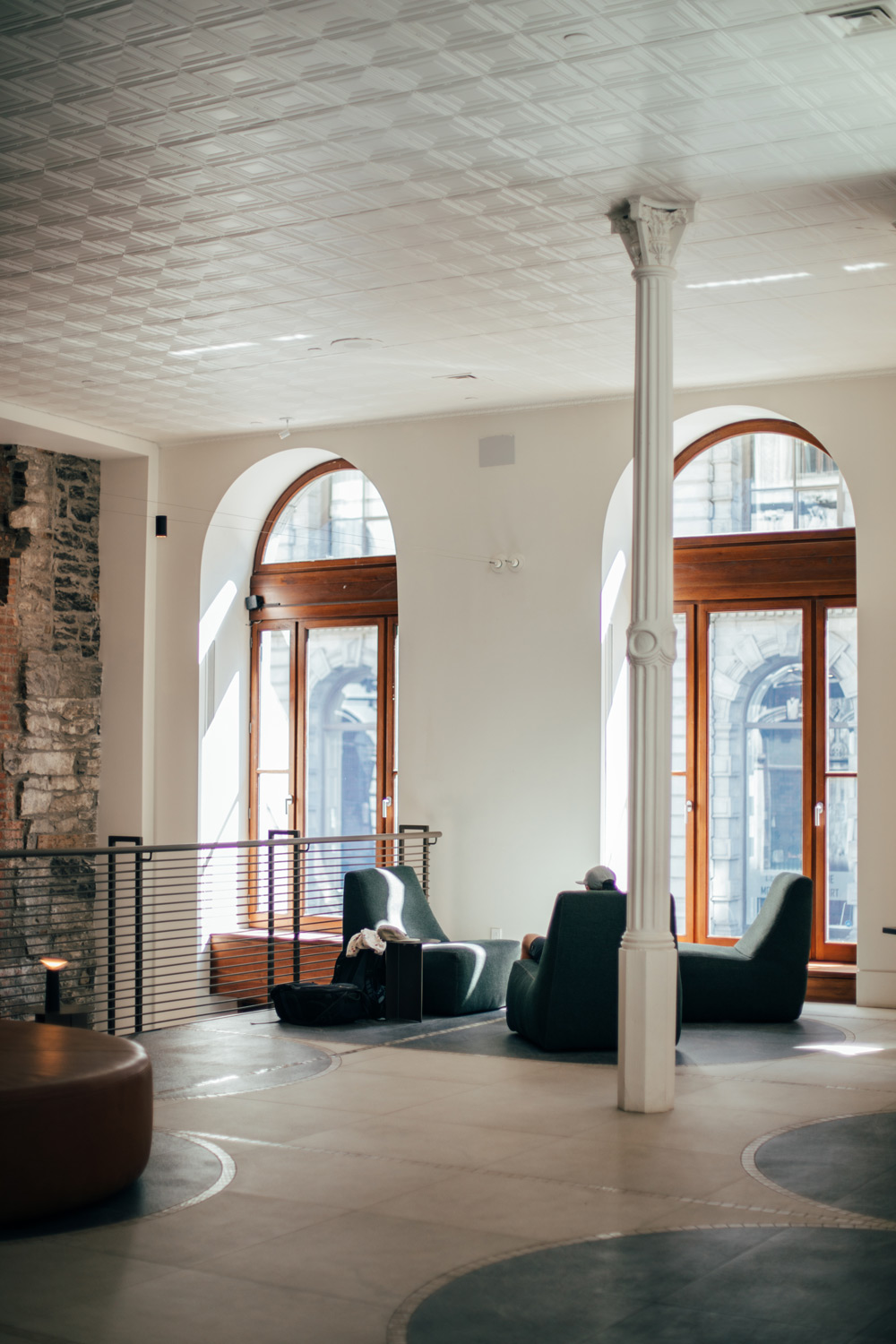 design historique et contemporain du hall de l'hôtel Gault