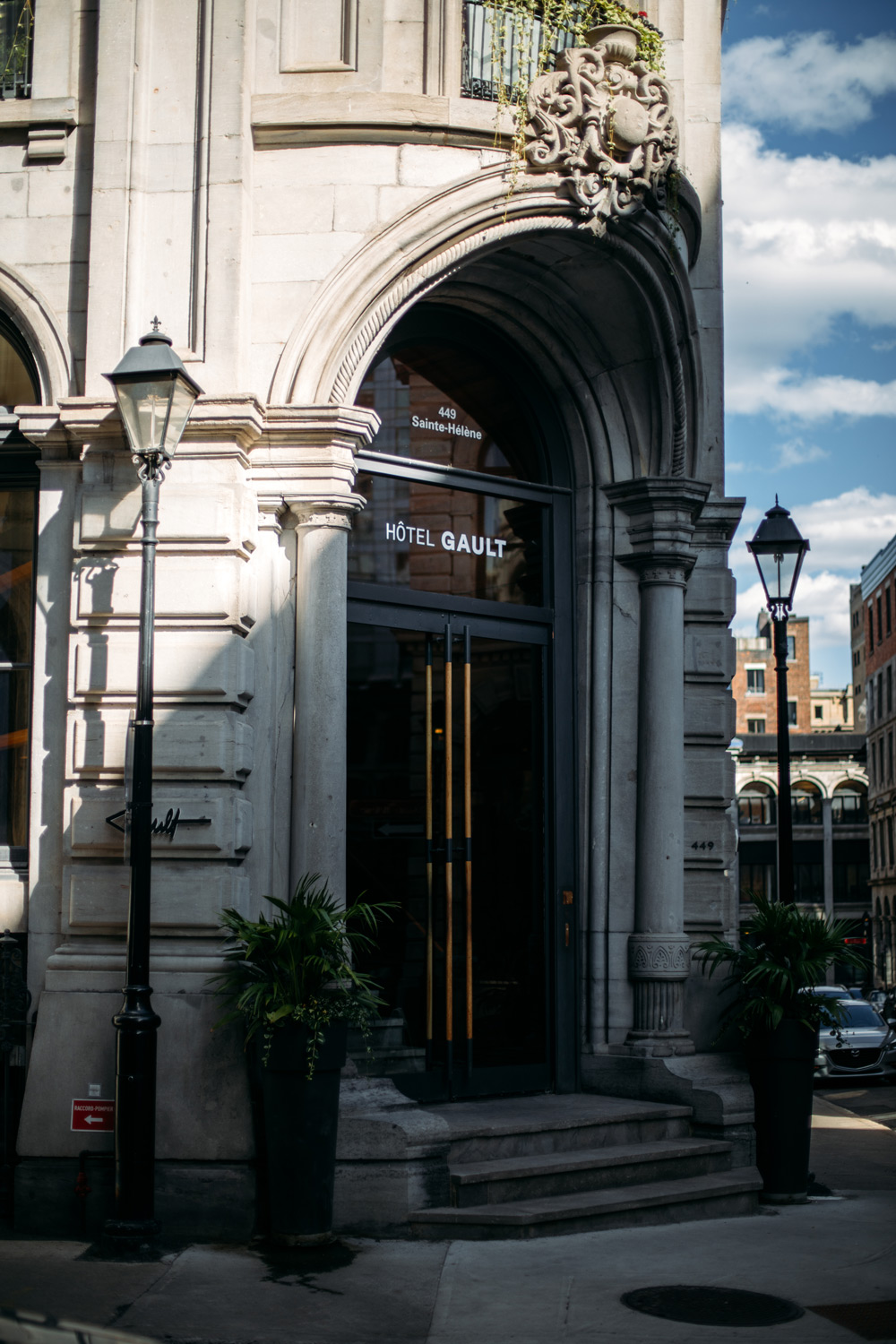 Façade historique de l'hôtel Gault dans le Vieux-Montréal